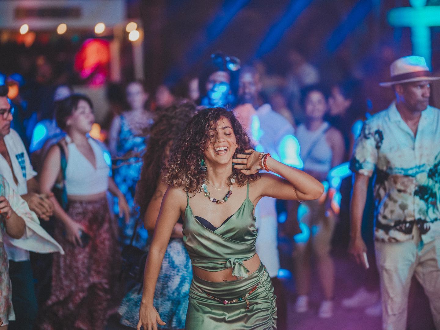 Missed our last Salsa Class? We got you! Join us Friday Night for a complimentary Salsa Class at 8pm with @randysantosdancestudio followed by an amazing salsa performance by @lesliecartaya for our "Que Rico La Salsa"! A night for Salsa lovers